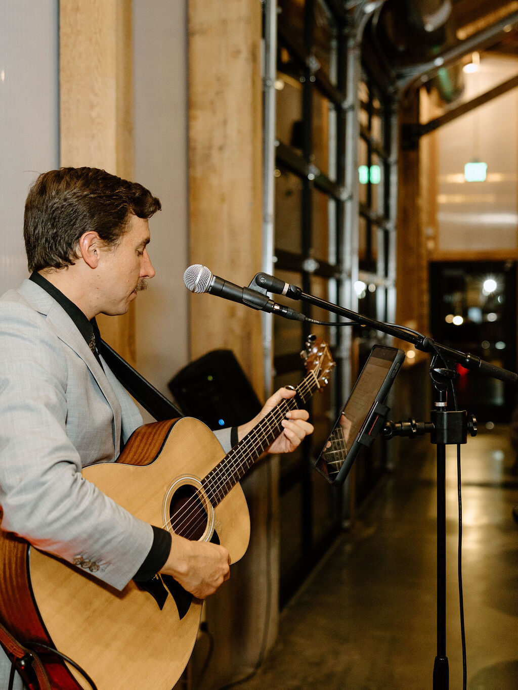 Live musician at wedding reception 